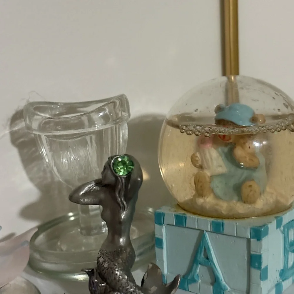 Including Shelf with Glass Decor